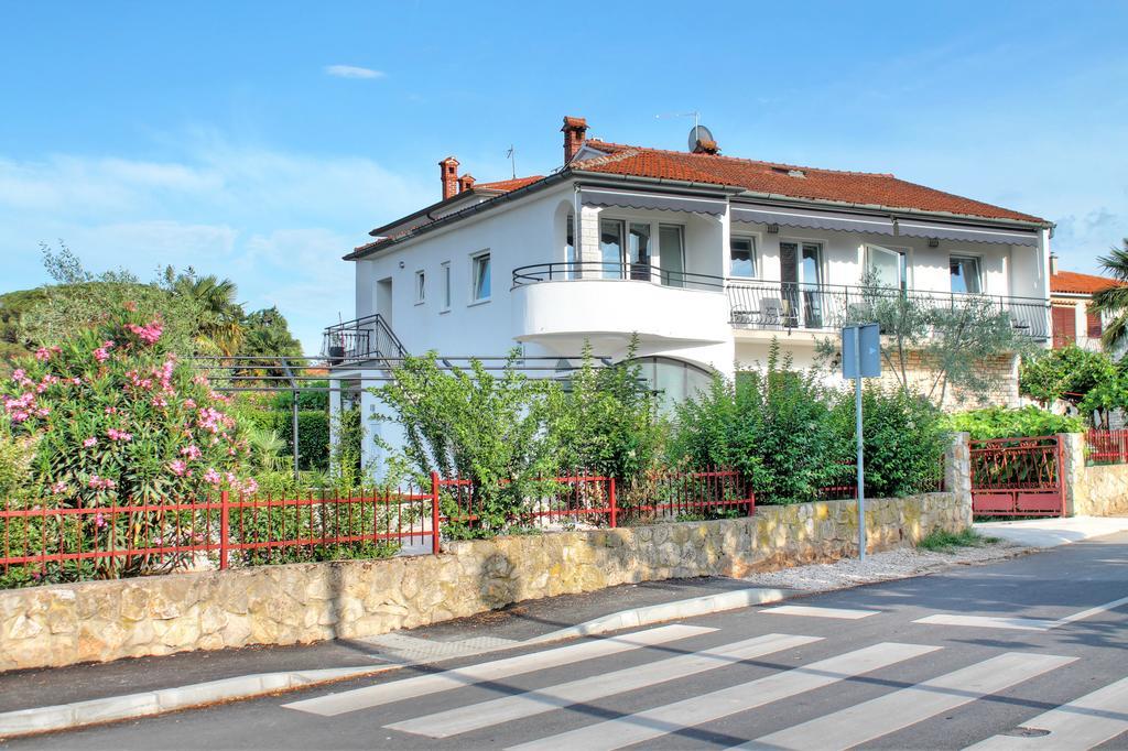 Apartments Nebuloza Ровин Екстериор снимка