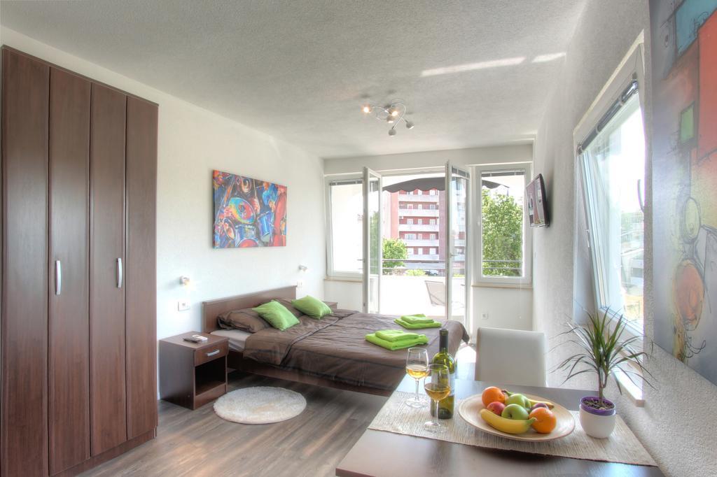 Apartments Nebuloza Ровин Екстериор снимка